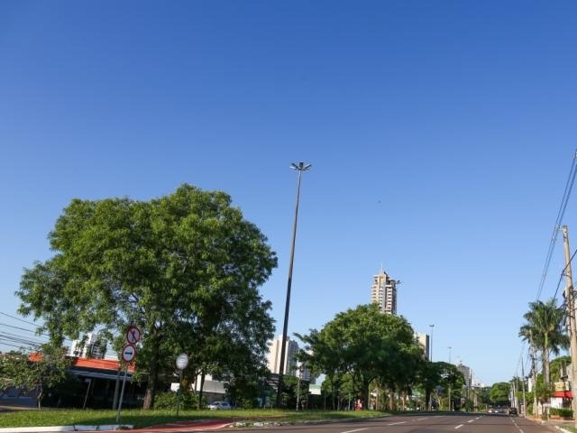 Em Campo Grande, o domingo amanheceu ensolarado. (Foto: Paulo Francis)