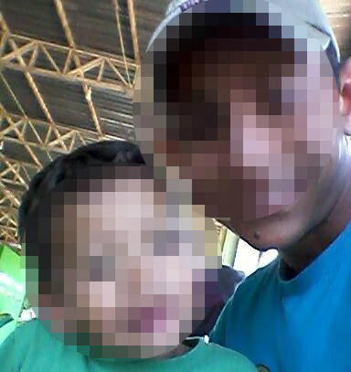 A criança ao lado do pai
