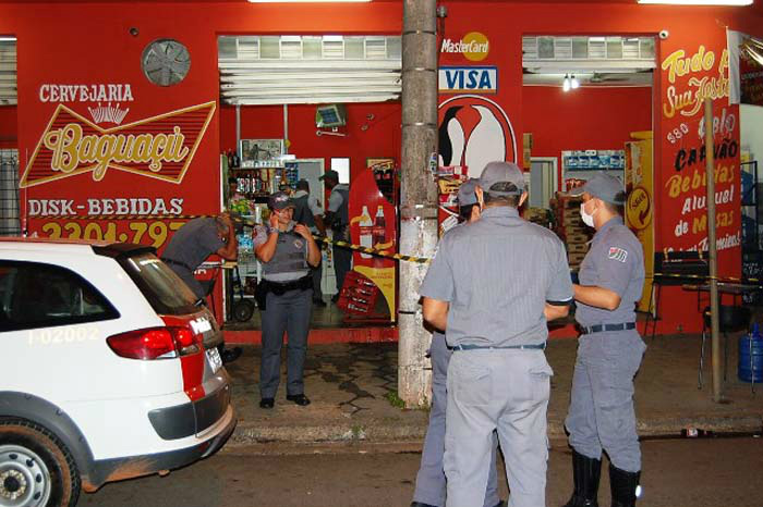 De folga do trabalho, o cabo da PM comia lanche e tomava refrigerante com amigos, no estabelecimento, quando ocorreu a tentativa de roubo