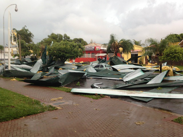 Parte da cobertura do Ginásio caiu em carros e casas. Foto: Rádio Caçula