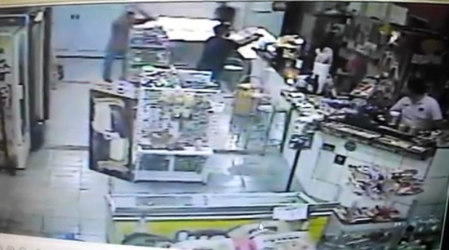 Momento em que acusados anunciam assalto e recebem voz de prisão de policial, que comia lanche no balcão