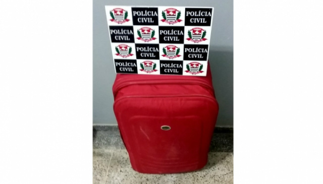 Mala foi apreendida pela polícia