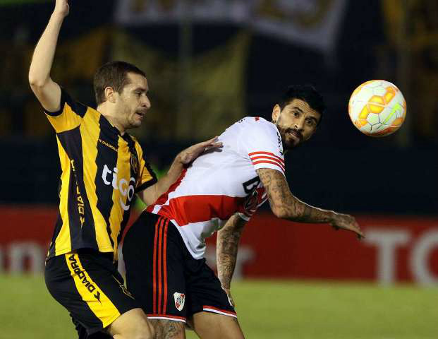 Guaraní-PRA e River Plate protagonizaram confronto muito emocionante nesta terça-feira/Foto: Andres Cristaldo / EFE