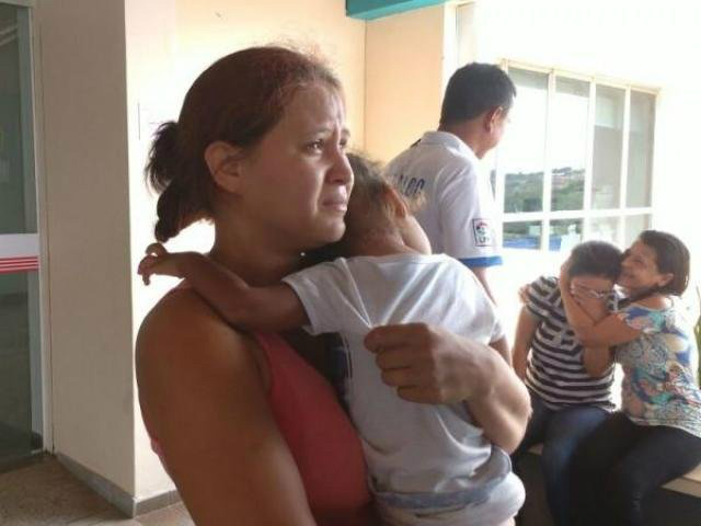 Em meio a alegria pela chegada da criança, família chora por dor de despedida da mãe. (Foto: Amanda Bogo)