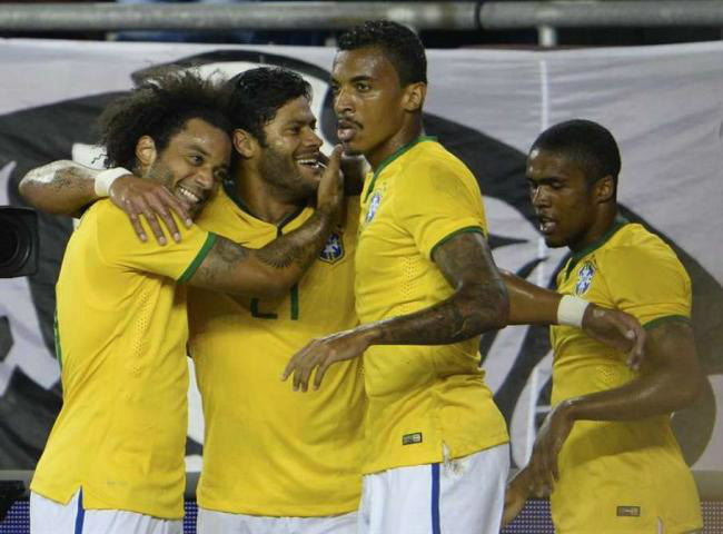 Hulk comemora seu gol para a Seleção contra os Estados Unidos Foto: EFE