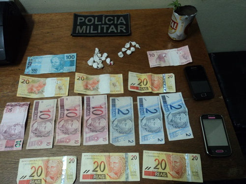 Ao chegar na festa, a polícia encontrou 14 porções de cocaína e R$ 276 em dinheiro. Os irmãos foram presos em flagrante por tráfico de drogas. Foto: 8º BPM.