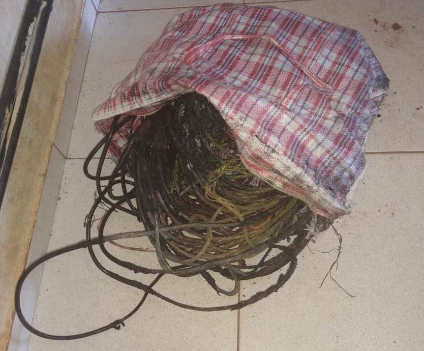 Fios apreendidos pela polícia no bairro Jd das Paineiras. Foto: Divulgação.