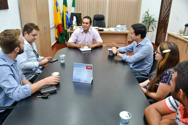 Prefeito Fernando Dentista em reunião com representantes da empresa Kelco Pet Care, que já está instalada em Selvíria