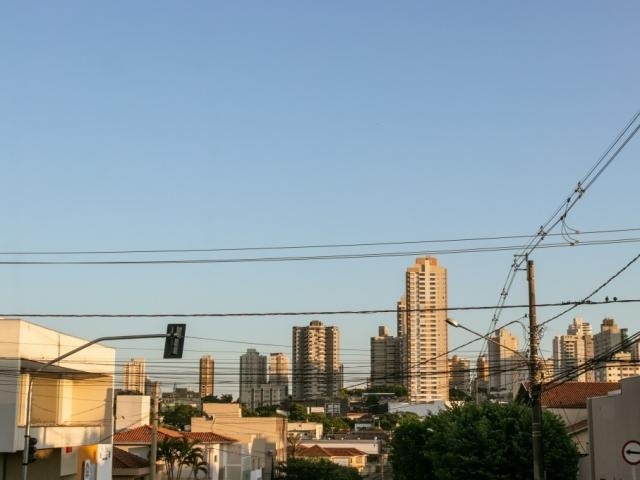 Céu sem nuvens nesta manhã em Campo Grande. Não há previsão de chuva para a Capital. (Foto: Henrique Kawaminami)