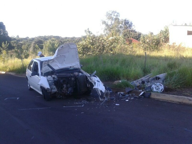 Carro ficou destruído