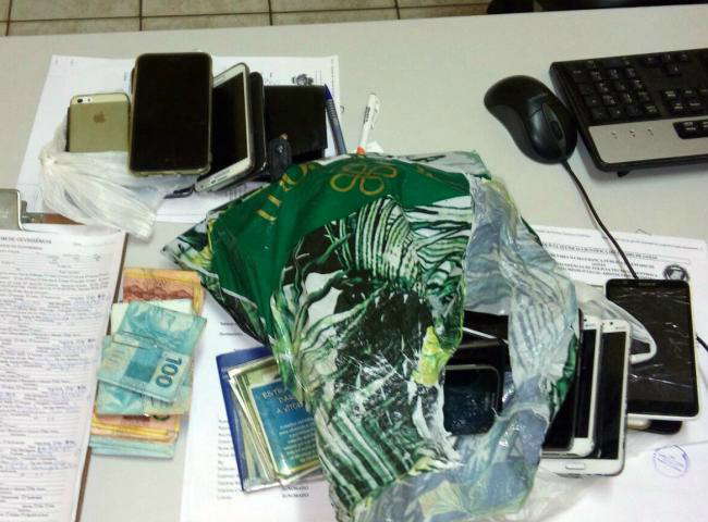 Celulares, documentos, carteiras e outros objetos foram apreendidos (Foto: Diário de Goiás)
