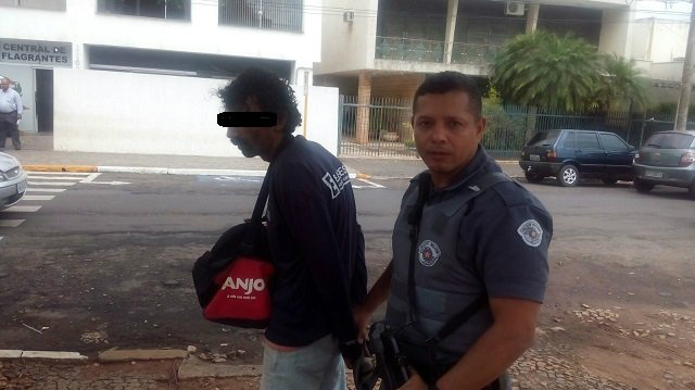 Preso é conduzido por policial militar ao plantão policial de Araçatuba ( Charles Caleb - Ata News )