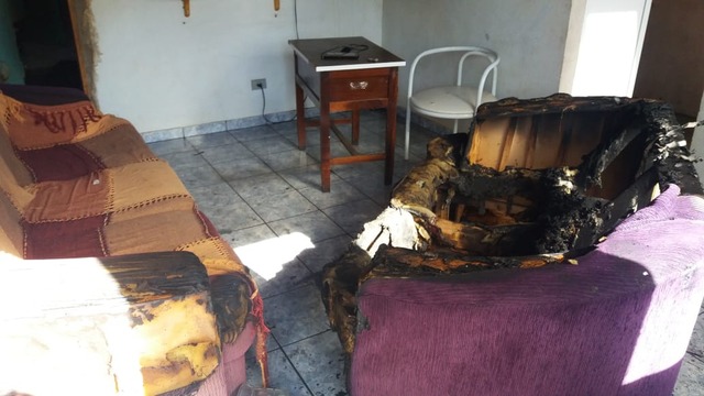 Fogo destruiu sofá na casa da família em MS — Foto: Osvaldo Nóbrega/TV Morena