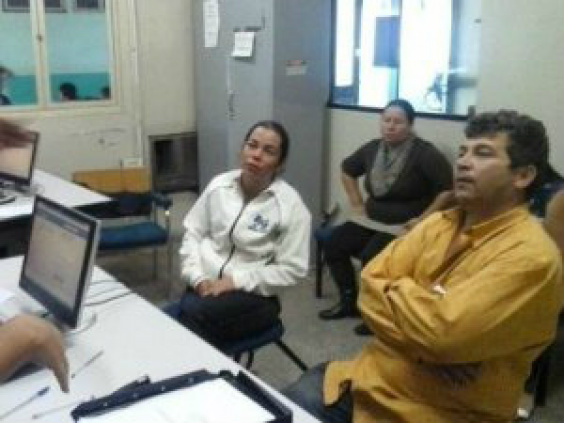 Familiares da adolescente após a morte da garota. (Foto: Porã News)