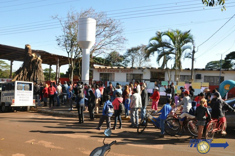 Pais e alunos se reuniram na frente da escola para protestar contra a infraestrutura do prédio.Foto: Alexandre Duarte/94FM