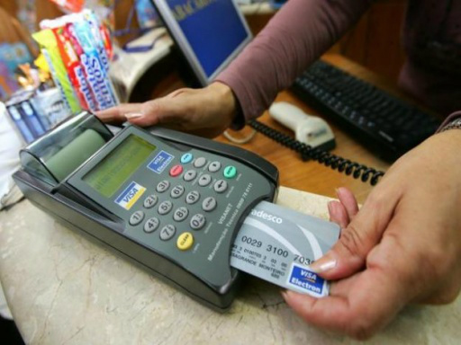 Os suspeitos gastaram cerca de R$ 6 mil em compras de tênis e roupas de marcas usando cinco cartões clonados. Foto: Reprodução 