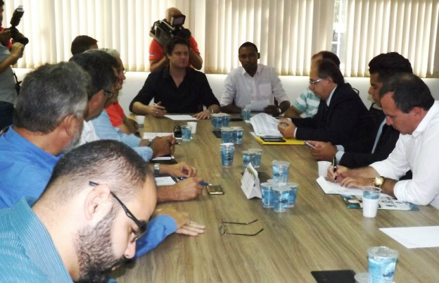 Reunião realizada na Câmara na quinta-feira (30), com vereadores e representantes da sociedade civil organizada