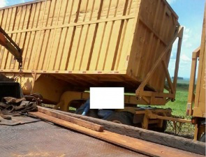 Trabalhadores ficaram prensados pelo eixo do rodotrem. (Foto: O Chapecoense)