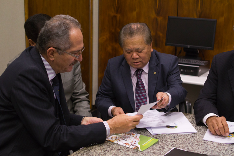 Ministro do Esporte, Aldo Rebelo, o deputado federal Akira Otsubo (PMDB/MS)