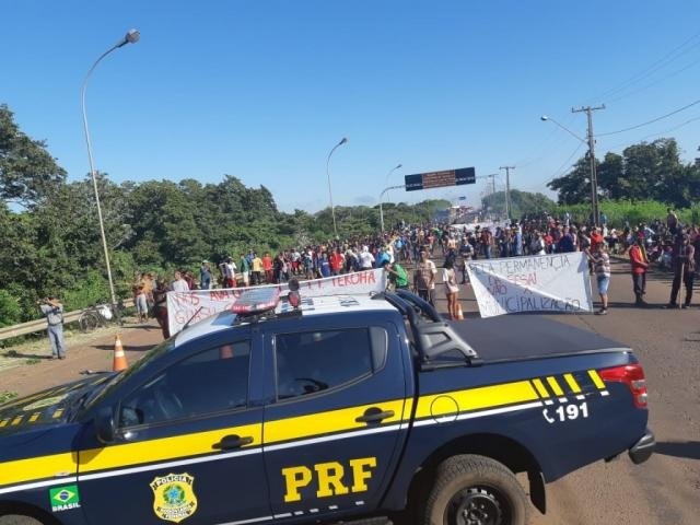 Bloqueio feito por índios na BR-163 em protesto contra a municipalização da saúde indígena (Foto: Divulgação/PRF)
