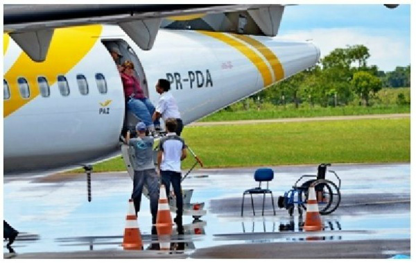 Uma cadeirante passageira da companhia aérea Passaredo, passou por constrangimento ao desembarcar no Aeroporto Municipal de Três Lagoas