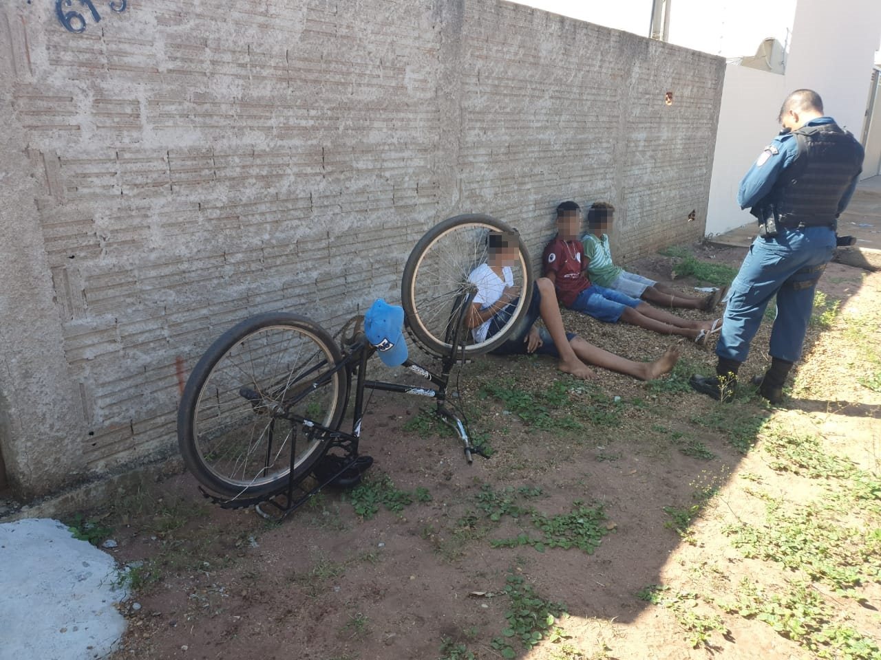 Três adolescentes entre 13 e 16 anos foram apreendidos, na manhã desta quarta-feira (29) após um deles oferecer maconha à policias militares.Foto: Fábio Campos/Rádio Caçula.
