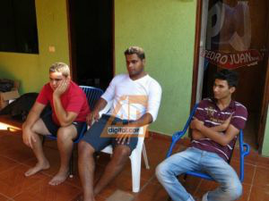 Foto: DivulgaçãoAcusados esperam para serem transferidos de Pedro Juan Caballero,Paraguai, para o Brasil