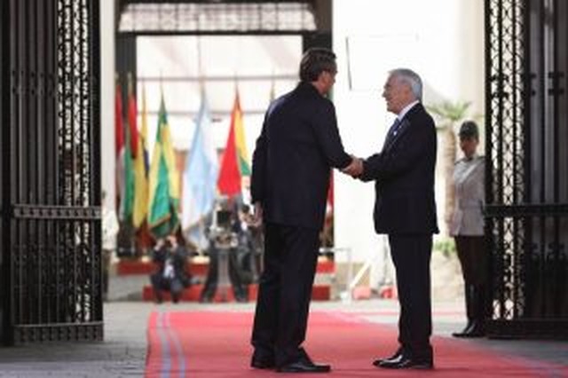 O presidente do Brasil, Jair Bolsonaro, e o presidente do chileno, Sebástian Piñera, durante Cúpula Presidencial de Integração Sul-Americana, em Santiago, no Chile (Foto: Marcos Corrêa/PR)