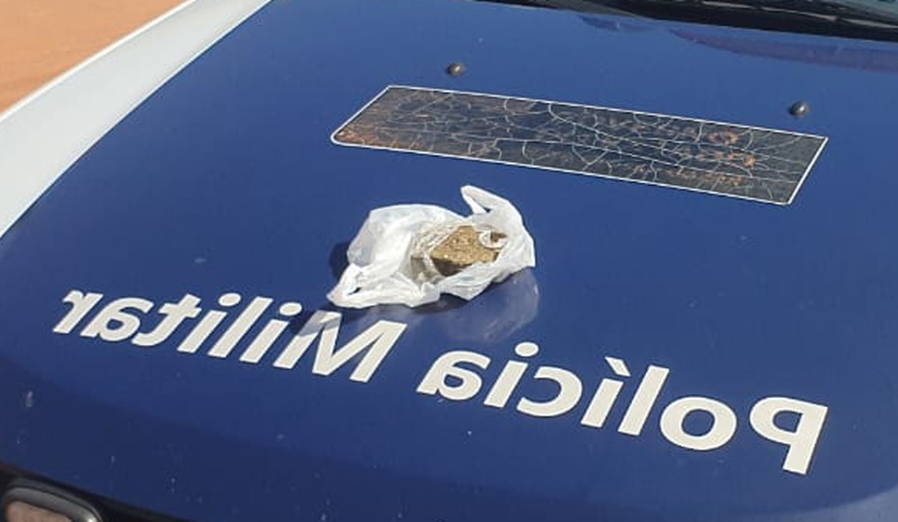 Ao voltar com o entorpecente, nas mãos, adolescente recebeu a voz de apreensão - Foto: Fábio Campos/Rádio Caçula