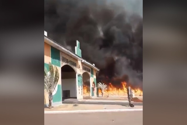 Internautas flagraram o momento em que o fogo atingiu a pastagem localizada na via de acesso Antônio Vieira de Brito, na entrada do município - Foto: Reprodução/Facebook
