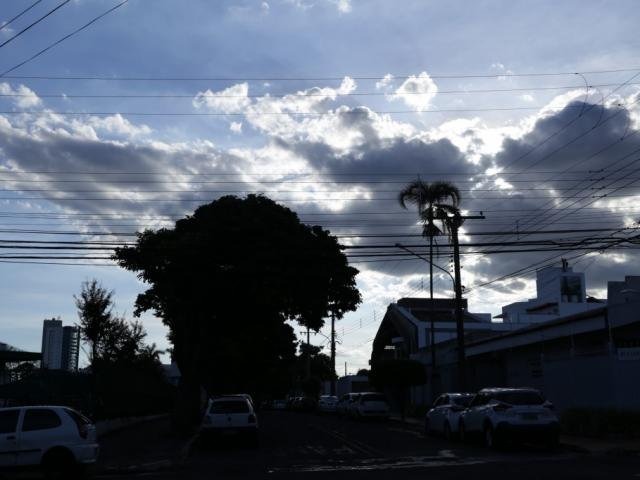 Campo Grande e a região central do Estado deve registrar céu entre aberto e parcialmente nublado na terça-feira, com aumento da nebulosidade até o fim da semana. (Foto: Kisie Ainoã)
