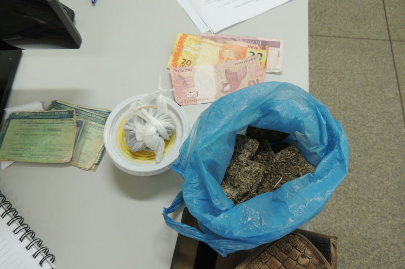 Maconha e dinheiro apreendidos com acusados. Foto: Rádio Caçula