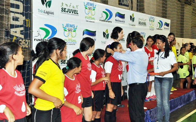 Na oportunidade, Gilmar Garcia entregou premiações para as equipes. Foto: Assessoria 