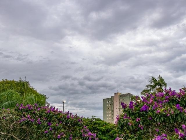 Céu nublado na região central de Campo Grande nesta quinta-feira. (Foto: Henrique Kawaminami)