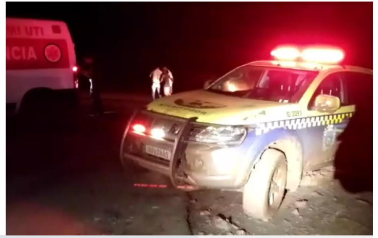 Máquina agrícola foi usada para desatolar ambulância (Foto: Reprodução/Vídeo da PMR)