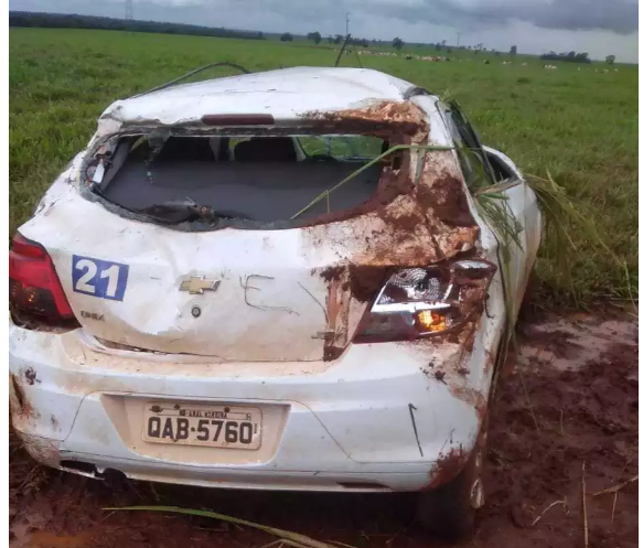 Durante as buscas, um veículo Chevrolet Ônix, capotou (Foto: Ligado na Notícia) 