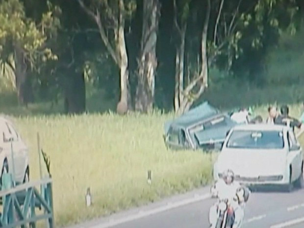 Acidente em acostamento da BR-290 no Rio Grande do Sul (Foto: Reprodução/RBS TV)