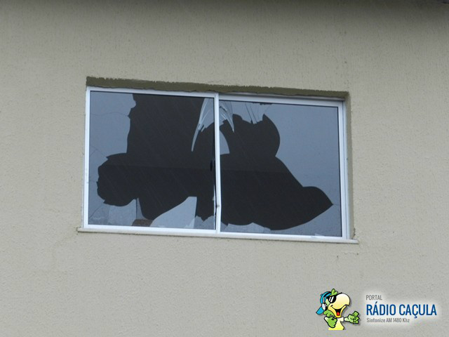 Janela foi quebrada pelo granizo.Foto:Rádio Caçula