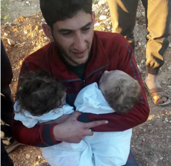 Abdul Hamid Alyoussef segura seus gêmeos mortos no ataque a Khan Sheikoun (Foto: Alaa Alyoussef/AP)