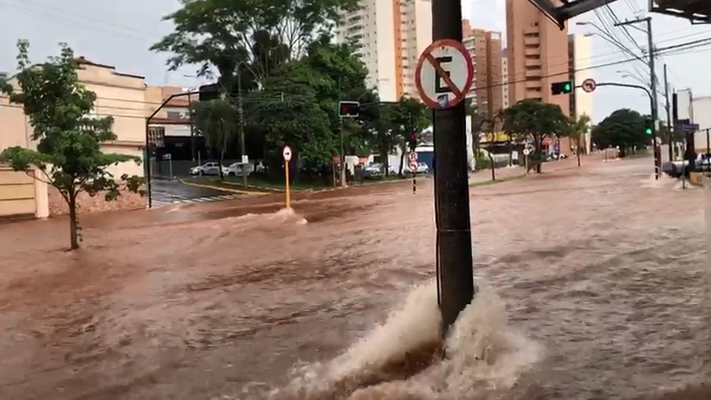Chuva alaga e causa transtornos em ruas e avenidas de Bauru — Foto: Arquivo pessoal