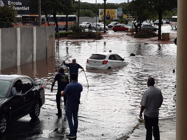 Carro quase ficou encoberto pela água na Avenida Pedro de Toledo em Bauru — Foto: Arquivo pessoal
