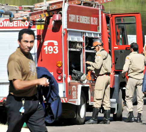 Bombeiros trabalhando na retirada de resíduos.Foto: Correio do Estado