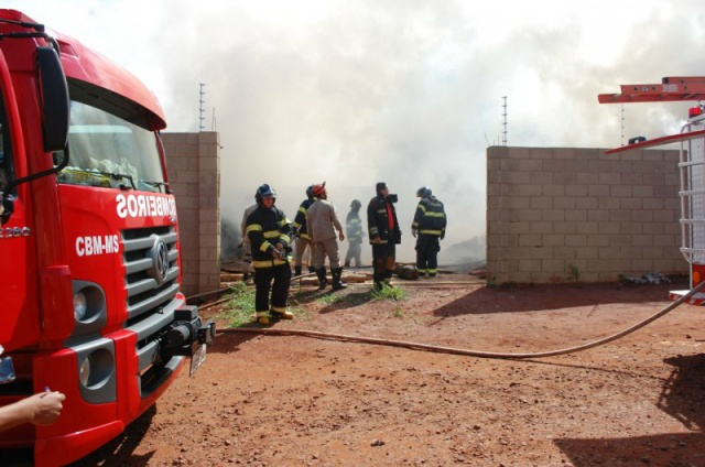 Incêndio já foi controlado. (Foto: Paulo Francis)