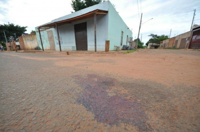 Local onde o corpo da vítima foi encontrado. (Foto: Marcelo Calazans)
