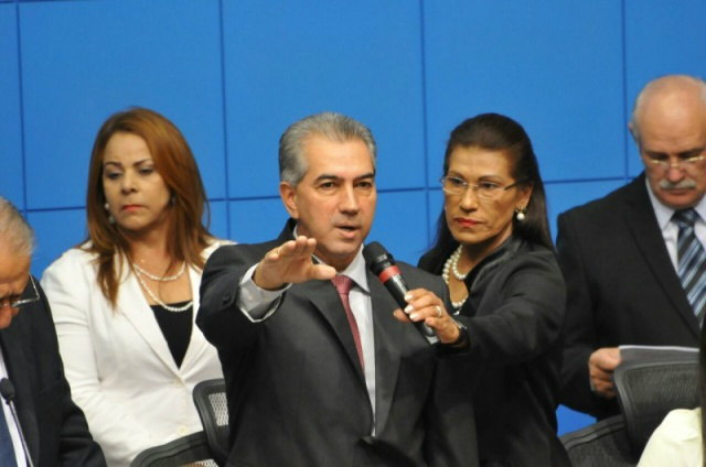 Reinaldo Azambuja faz o juramento após ser empossado governador (Foto: Alcides Neto)