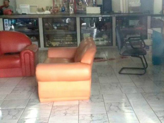 Sangue no chão de loja onde mulher foi ferida. (Foto: Amanda Bogo)