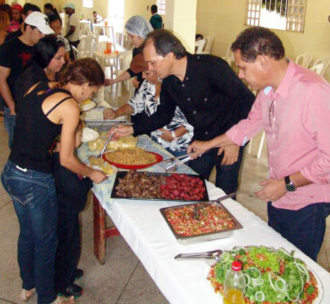Vereador Beto Araújo convida Jorge Martinho (Presidente PSD) para servir o almoço.Foto Divulgação