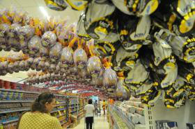 Parreiras com ovos de chocolate já começam a ser montadas nos estabelecimentos