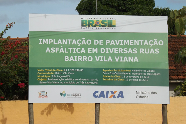 Placa mostra que obra deveria ser entregue em julho do ano passado, mas está longe de ser concluída