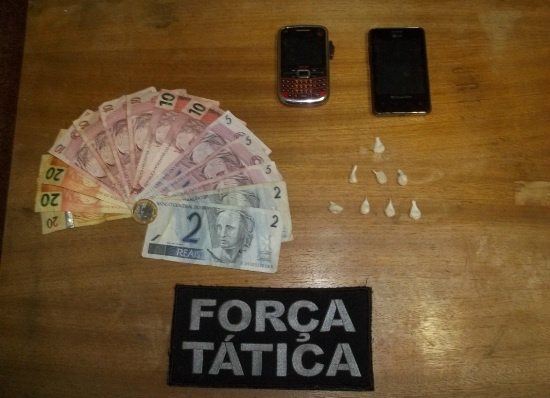 A polícia apreendeu no interior da residência oito trouxinhas de crack, R$ 100 em diversas notas e dois aparelhos celulares.Foto: Assessoria 8ºBPM 